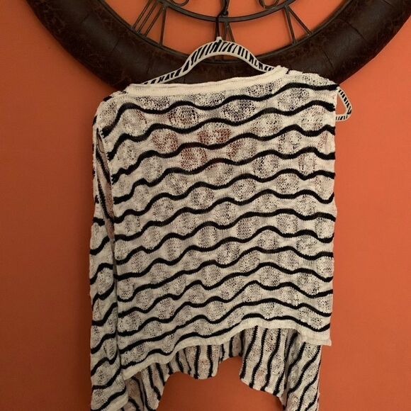 BCBG knitted top M/L  - Picture 3 of 3